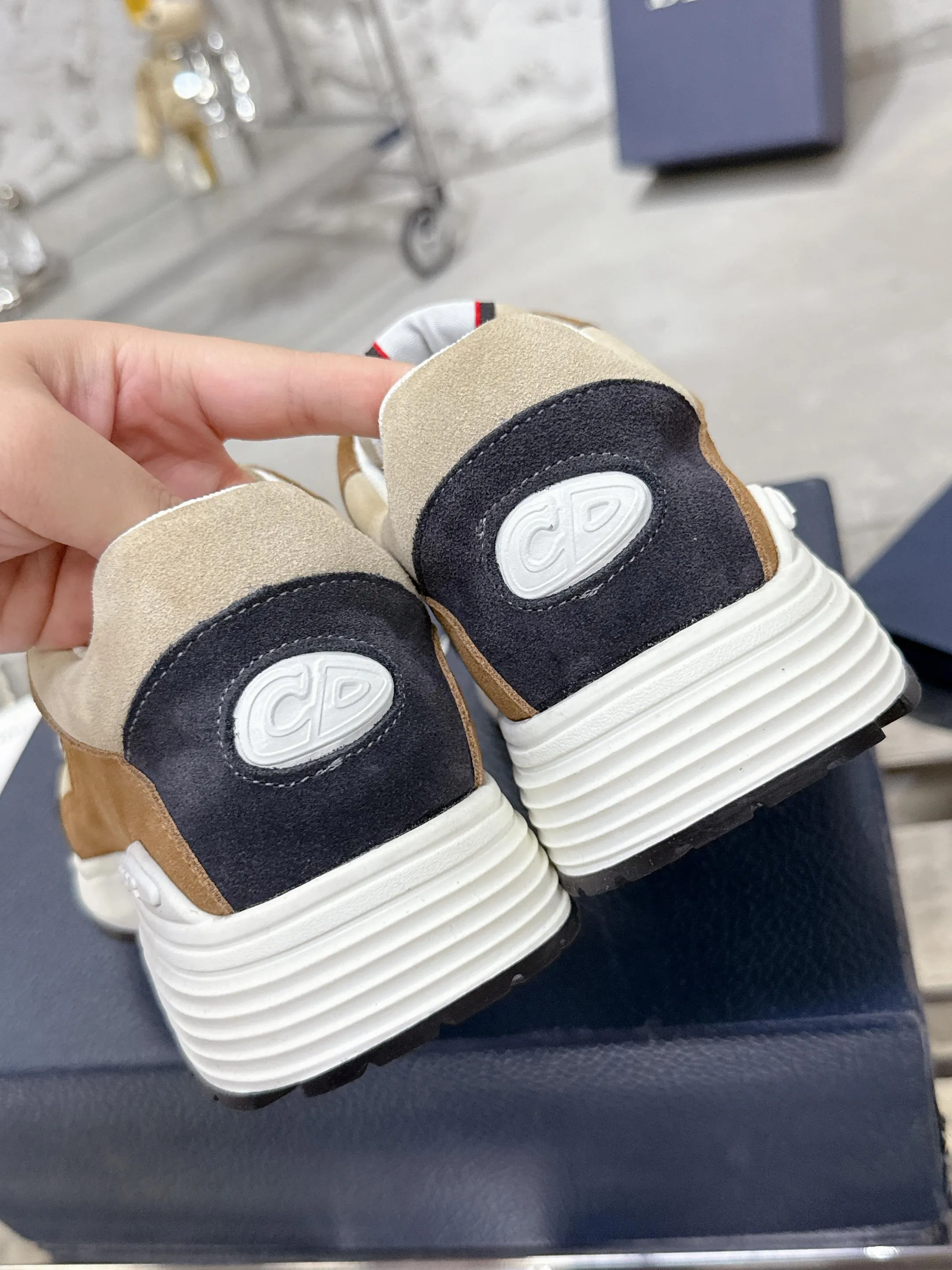 Men's men's shoes💰580💰 Dior Dior's latest color matching B30 series dad sneakers original 17960💰 purchased for development and production Brand new B30 sneakers Dad Shoes style shoes that follow the trend of the retro market The Dior logo on the tongue also indicates that this pair of shoes is the B30 model! B30 uses fine-textured leather and mesh cloth materials to form a shoe body. There are conspicuous letters CD on both sides of the shoe body to indicate identity. Many lines on the shoe body outline details to make the shoes look less monotonous and full of retro flavor. The delivery counter is exquisitely packaged🛍📦 ▪️Fabric: Original customized technical fabric + mesh ▪️Inner lining: Customized breathable lining ▪️Outsole: Original molded IP foam + TPU outsole ▪️Sole thickness: 3.5CM ▪️Size: Men's size 39-46 (Male size 38.45.46 customized)